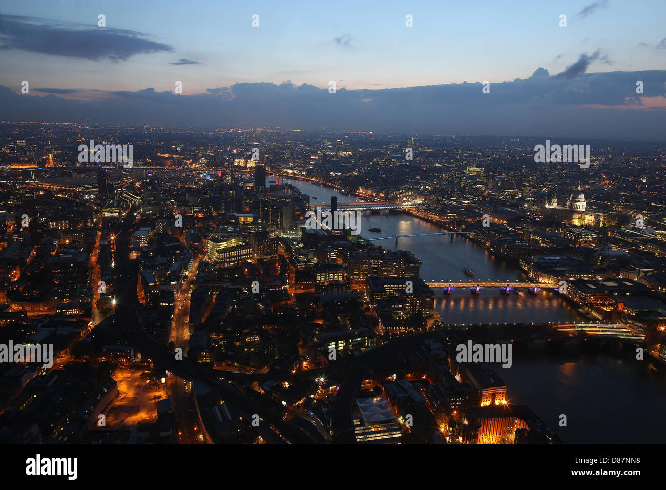 St. Paul's Cathdral (R) s'allume-jusqu'au coucher du soleil près de la Tamise à partir de la plate-forme panoramique 'La vue depuis le Shard' à Londres, Grande-Bretagne, 16 mai 2013. Photo : KEVIN KUREK Banque D'Images