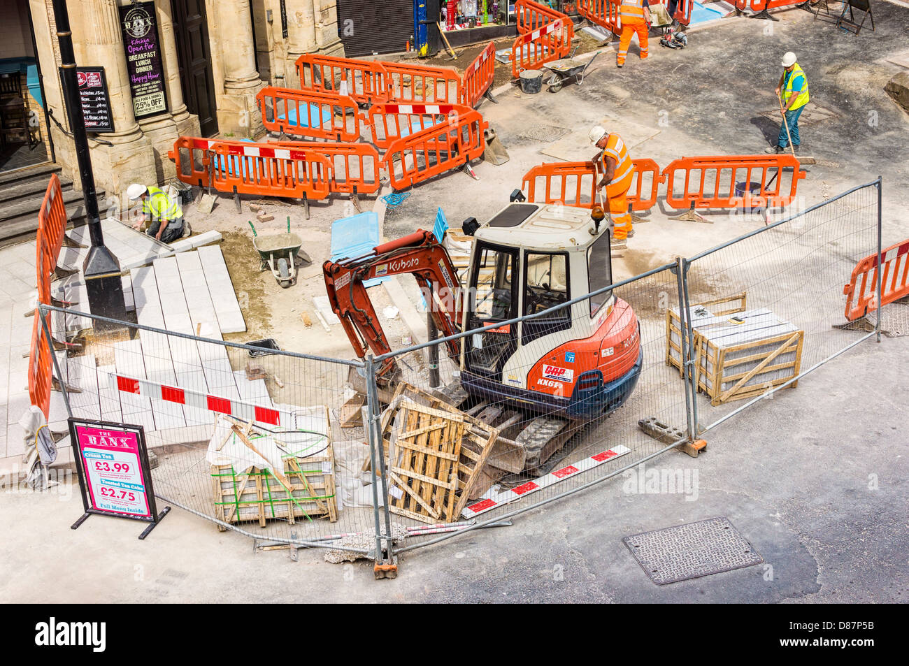 Les travaux routiers dans un centre ville, England, UK Banque D'Images