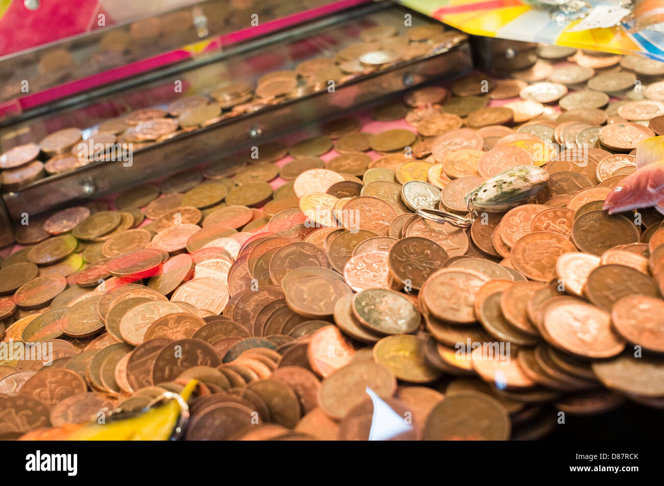 Argent, machine à sous - pièces dans un jeu d'arcade d'amusement de penny Falls, Royaume-Uni Banque D'Images