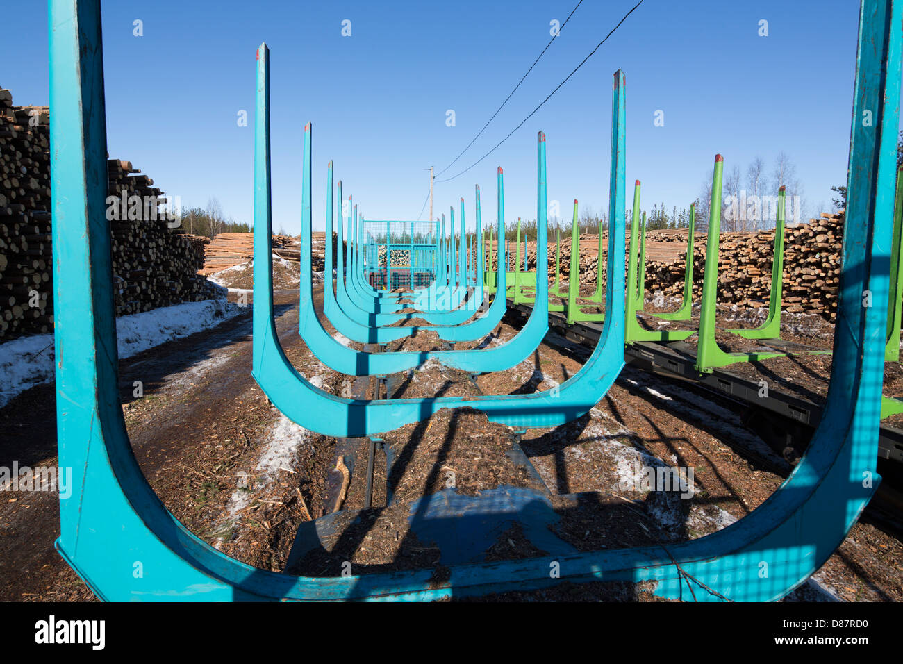 Vue du dépôt ferroviaire pour le transport et le stockage de grumes , des piles de grumes et des wagons de grumes de cargaison vides longs pour le transport de bois et de grumes , Finlande Banque D'Images