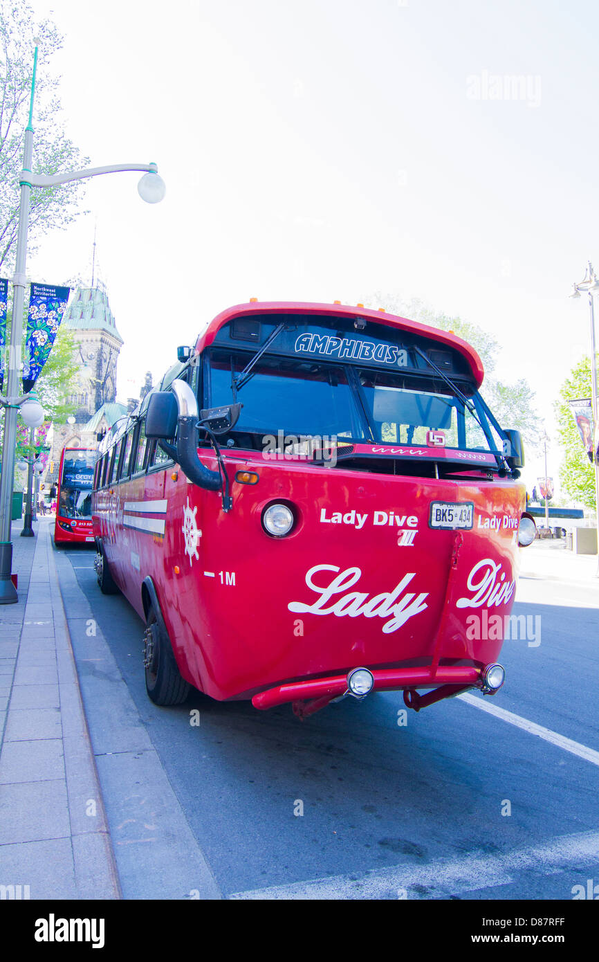 Bus touristique rouge dans le centre-ville Ottawa-Canada Banque D'Images