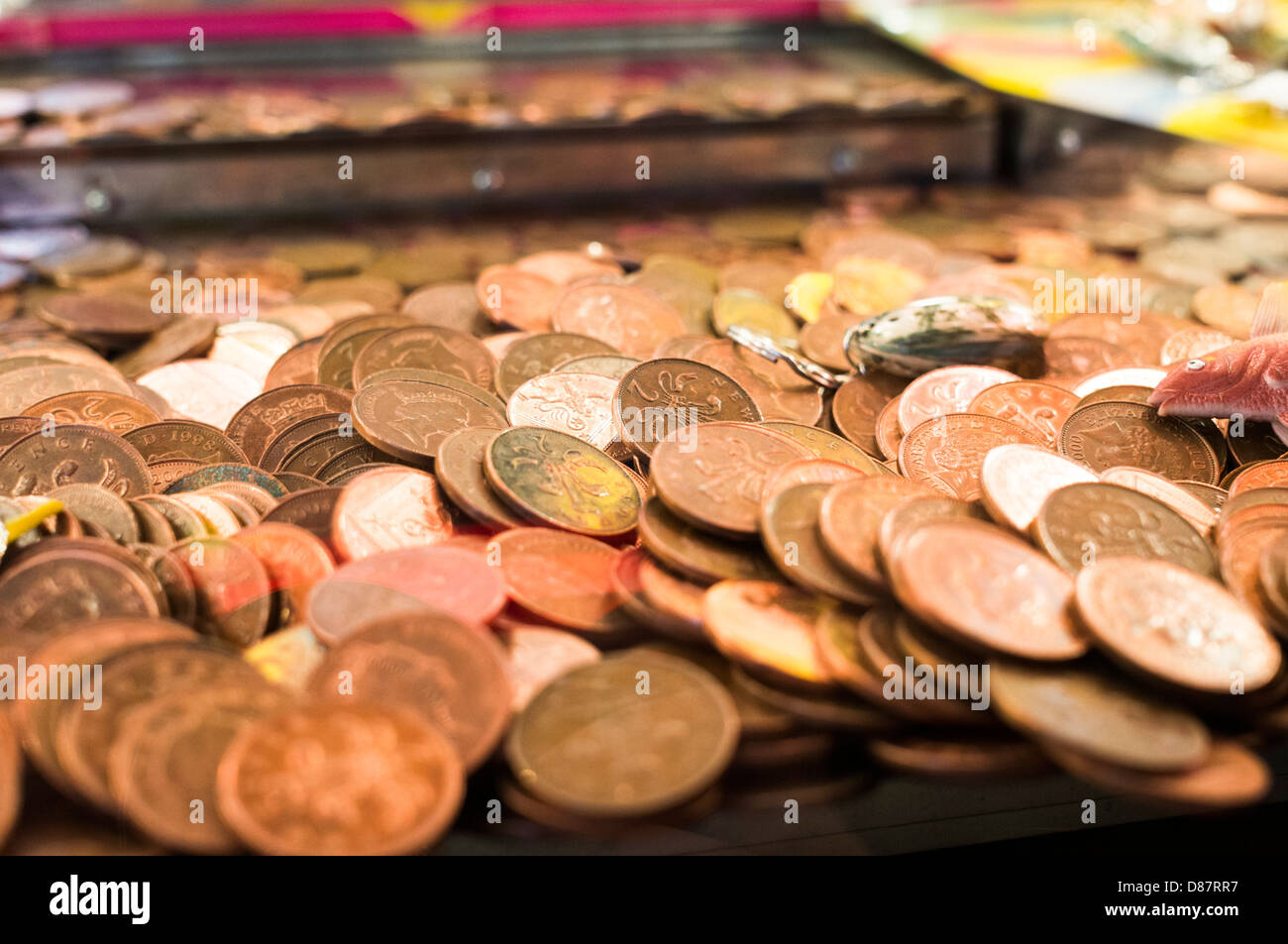 Argent - piles de pièces 2p dans une machine à sous de jeu d'arcade d'amusement Penny Falls, Royaume-Uni Banque D'Images