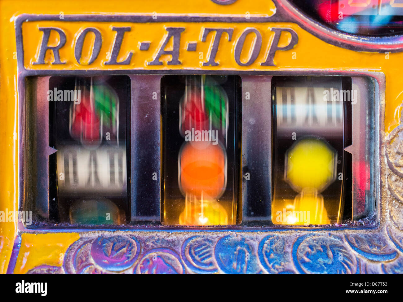 Fruits à l'ancienne machine dans une station de jeux électroniques UK Banque D'Images