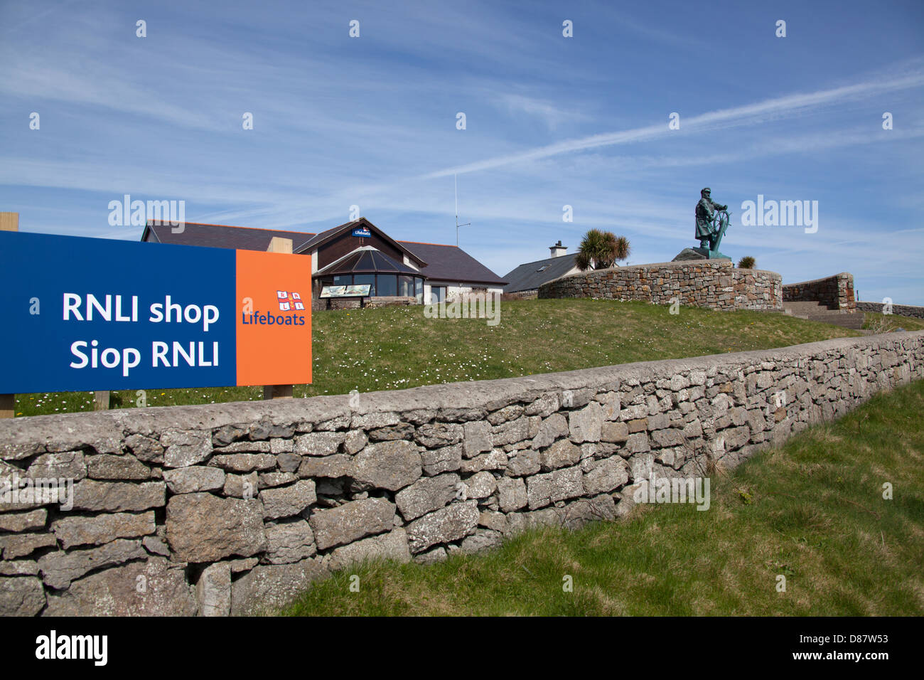 Le sentier du littoral du pays de Galles dans le Nord du Pays de Galles. La boutique de la RNLI à Llangefni. Banque D'Images