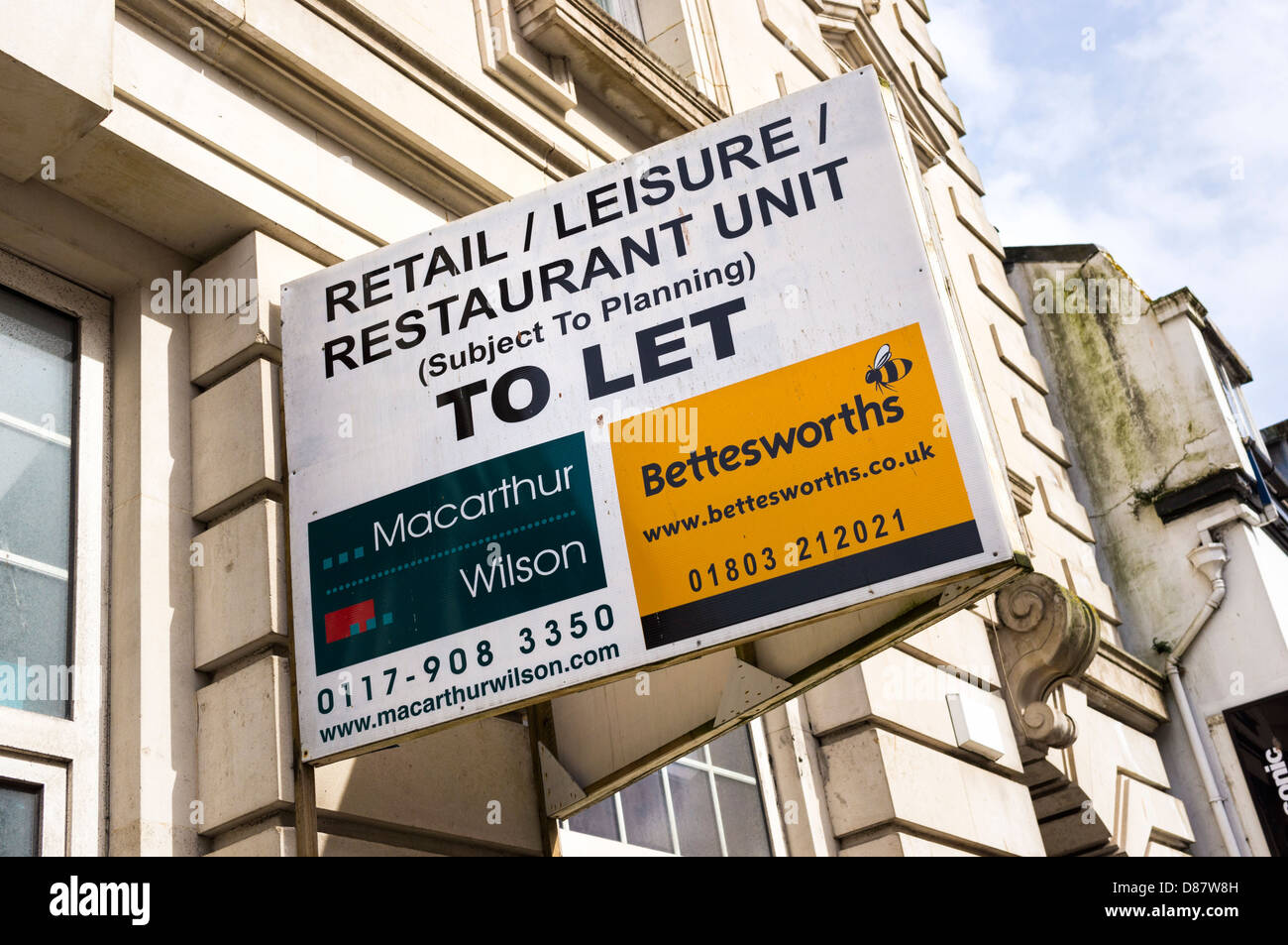 Détail / Loisirs / Restaurant unité commerciale soit par le signe sur un centre ville immeuble vide, UK Banque D'Images