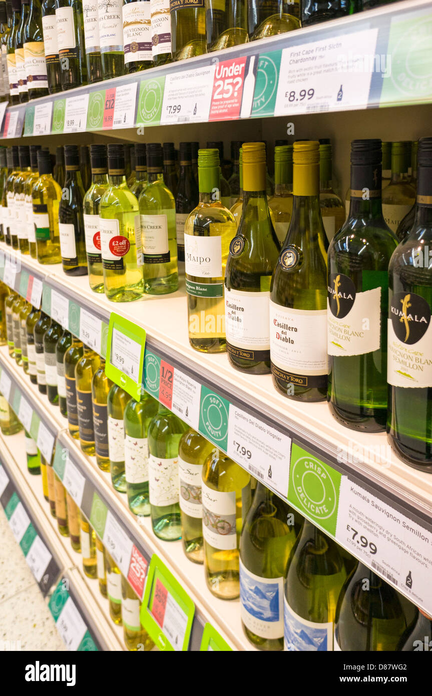 Des bouteilles de vin sur une étagère d'un supermarché Sainsburys, UK Banque D'Images