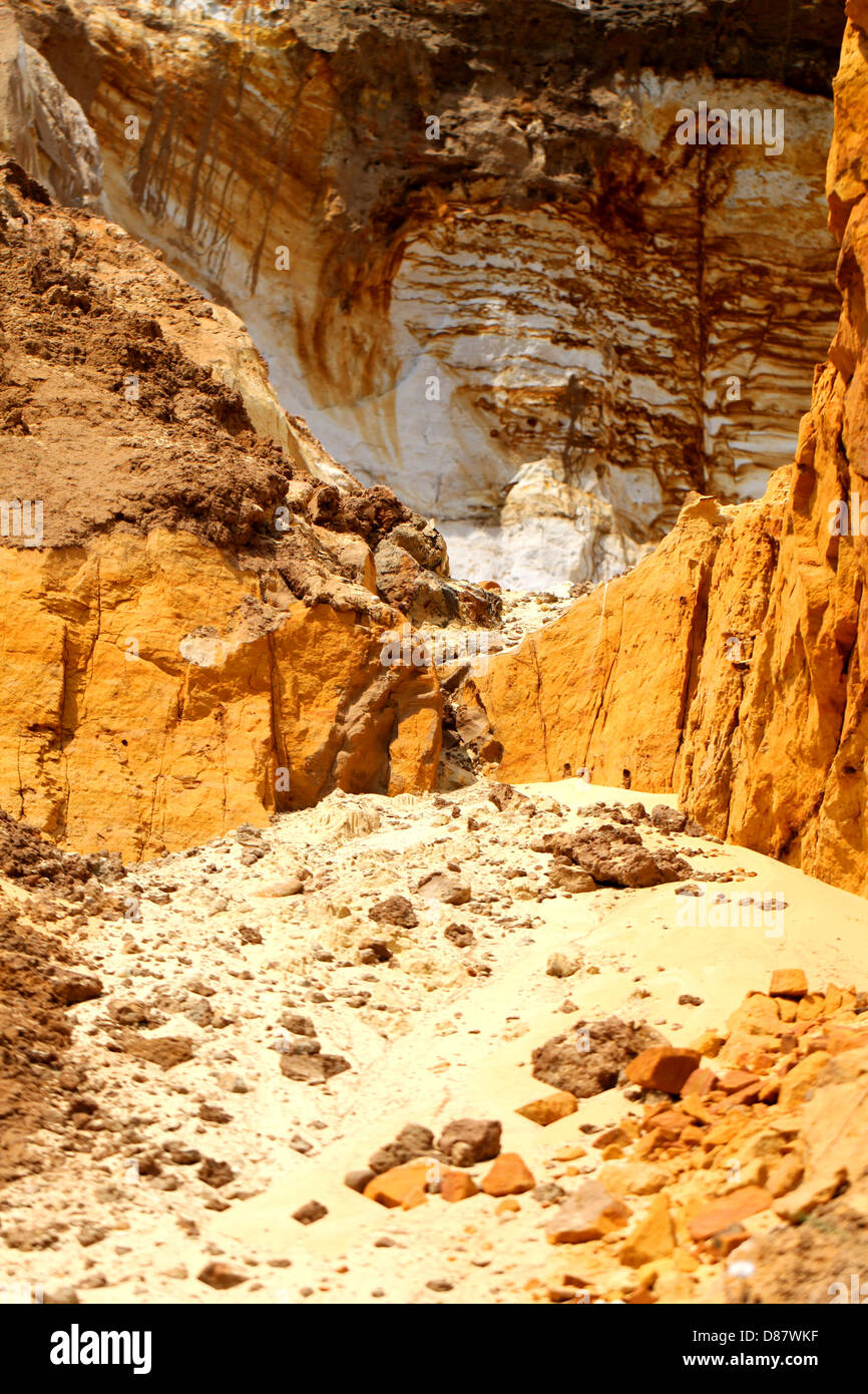 Grotte de sable avec des couleurs de sable blanc et jaune Banque D'Images