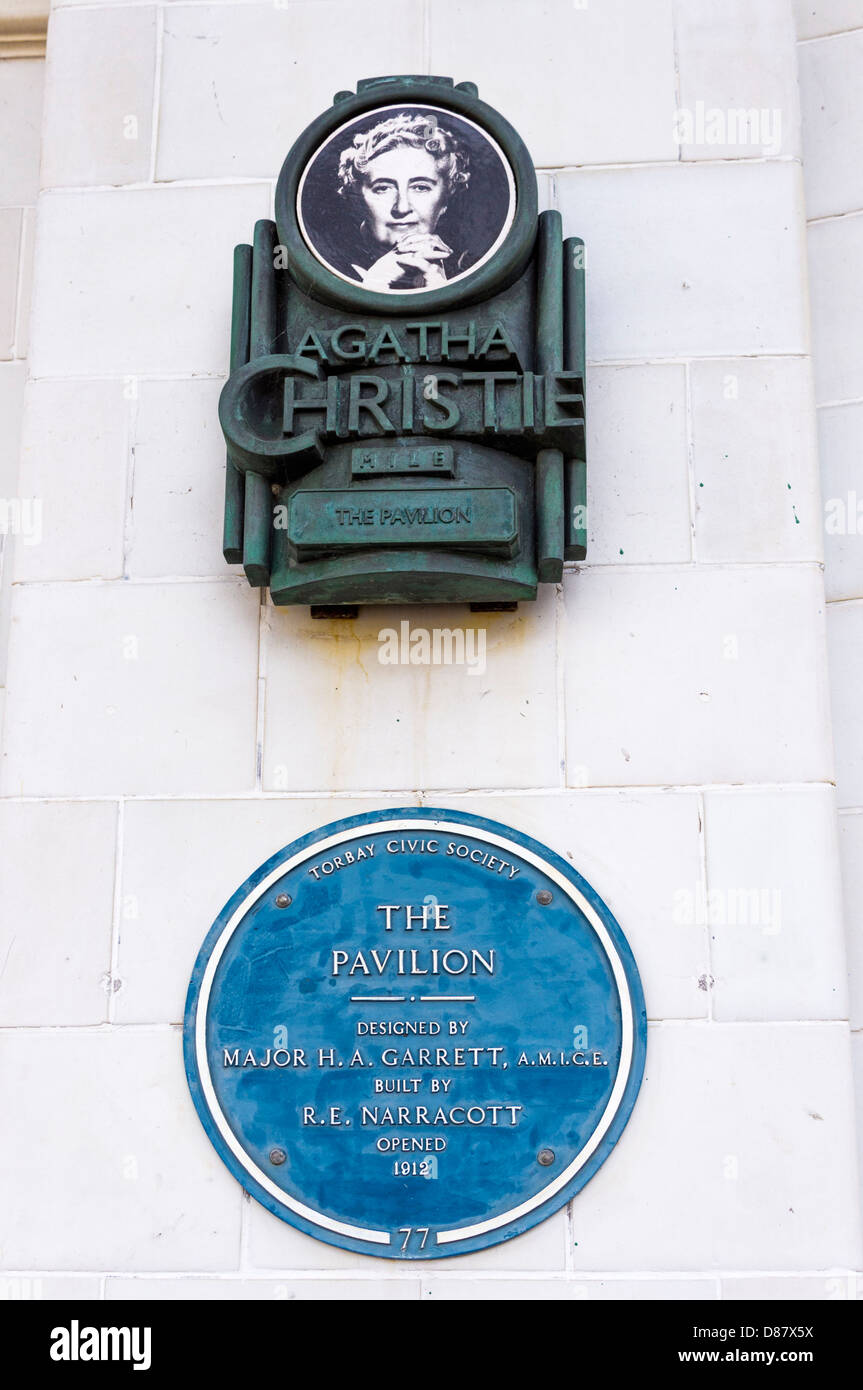 Blue plaque et Agatha Christie signe sur le pavillon à Torquay, Devon, UK Banque D'Images