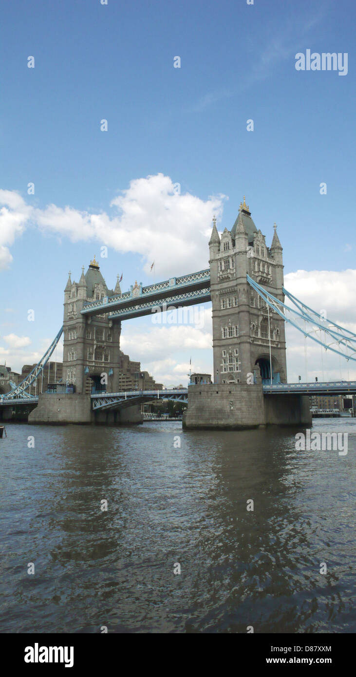 Le Tower Bridge est un pont basculant combiné et pont suspendu au-dessus de la Tamise à Londres, en Angleterre. Banque D'Images