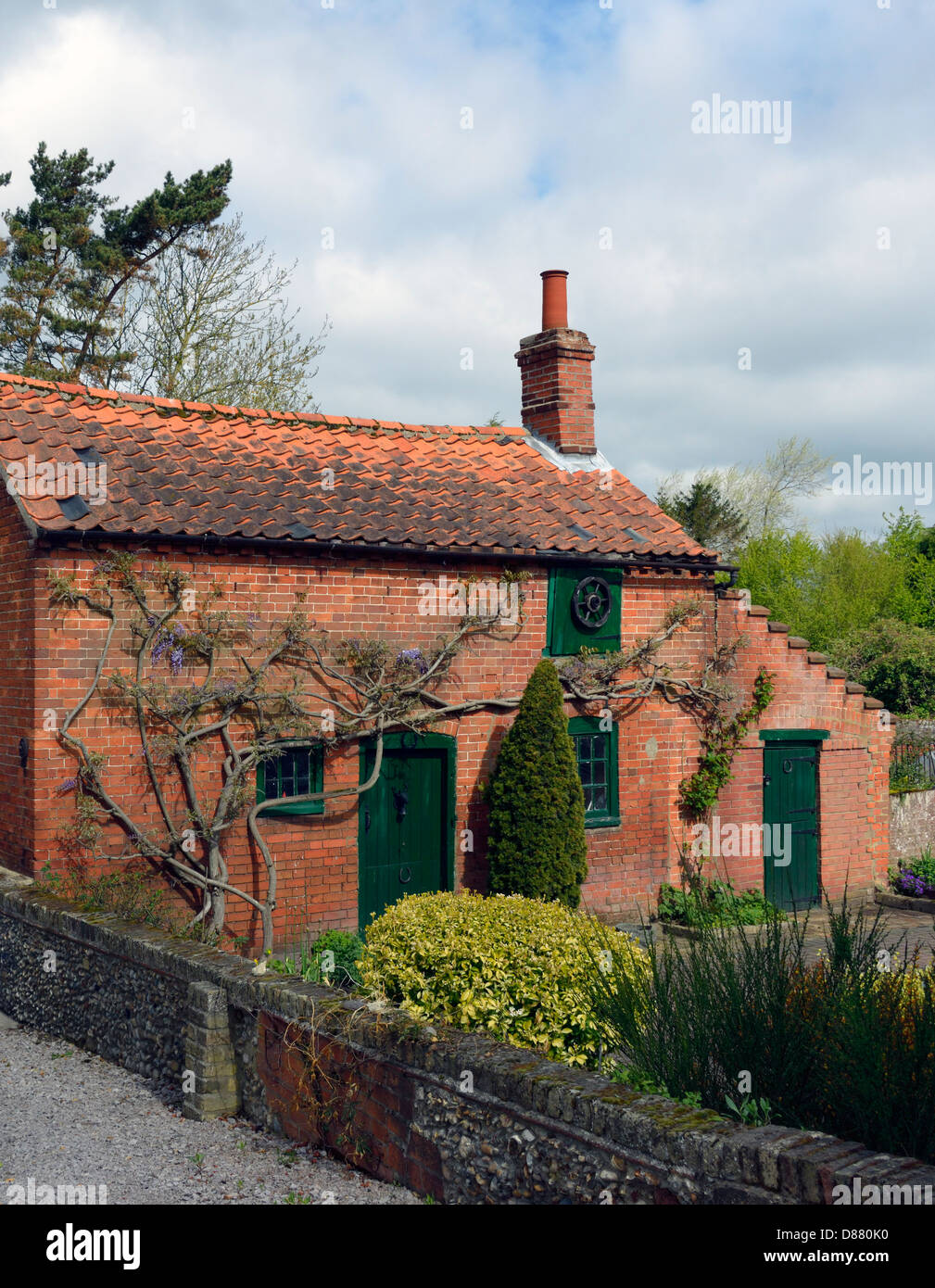 Cottage en brique rouge pittoresque. Wrentham, Suffolk, Angleterre, Royaume-Uni, Europe. Banque D'Images