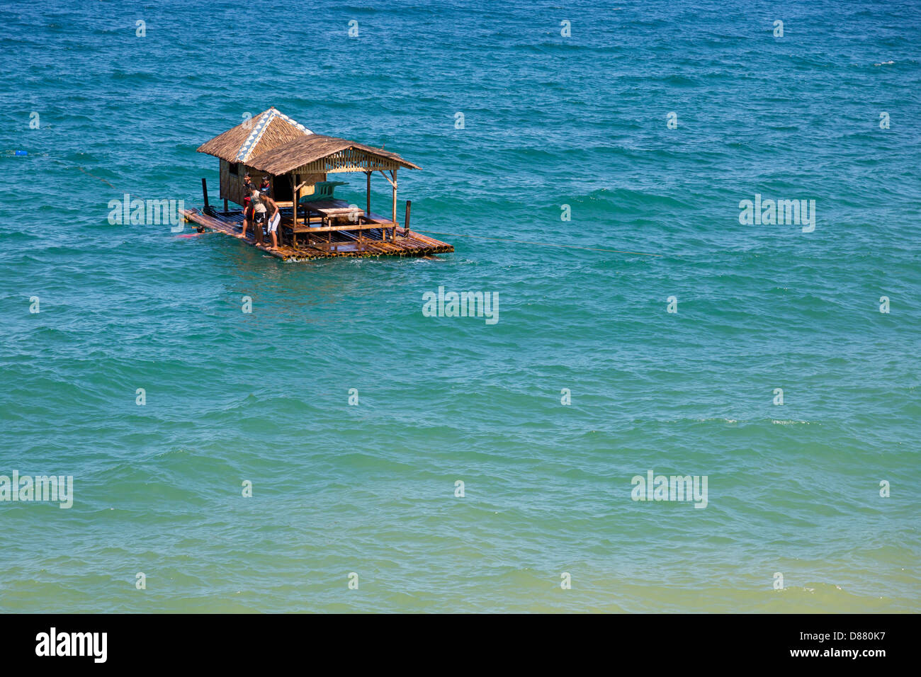 Jeune garçon de Philippines en costume traditionnel portant chapeau Salakot  fabriqué à partir de roseaux chanter à rencontre interculturelle en Espagne  Photo Stock - Alamy