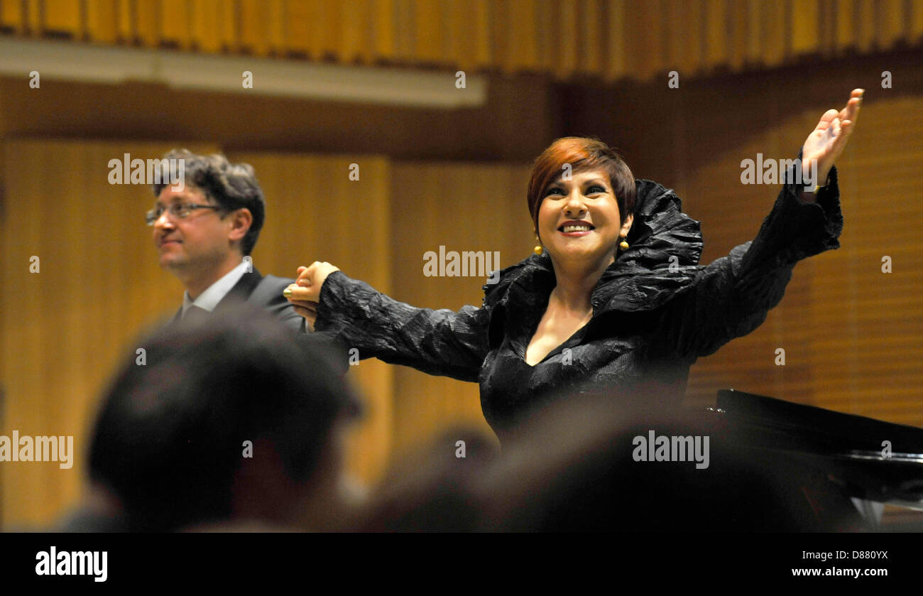 Mezzo-soprano tchèque Dagmar Peckova effectue vivre avec le piano par Miroslav Sekera au cours de 12e année de l'International Music Festival Nove Mesto 45 Olomouc Olomouc, République tchèque le 21 mai 2013. (CTK Photo/Ludek Perina) Banque D'Images