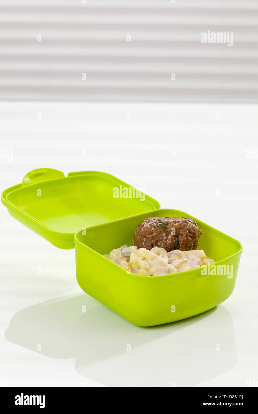 Salade de pommes de terre avec meatball dans boîte à lunch, Close up Banque D'Images