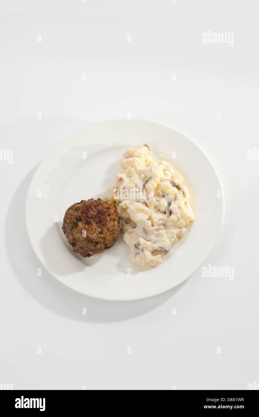 Assiette de salade de pommes de terre avec meatball sur fond blanc Banque D'Images