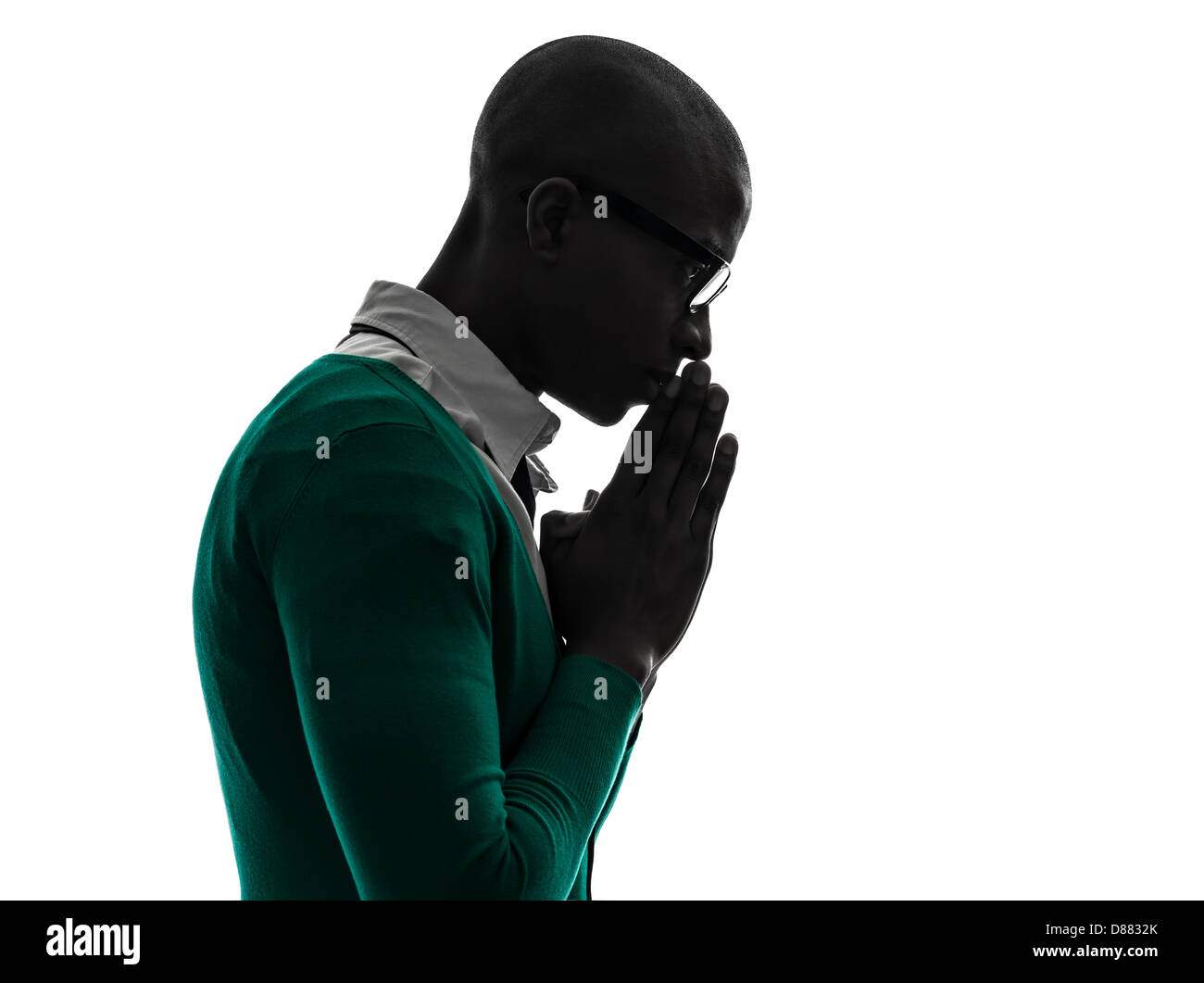 Un homme noir africain pense pensive priant en silhouette silhouette studio sur fond blanc Banque D'Images