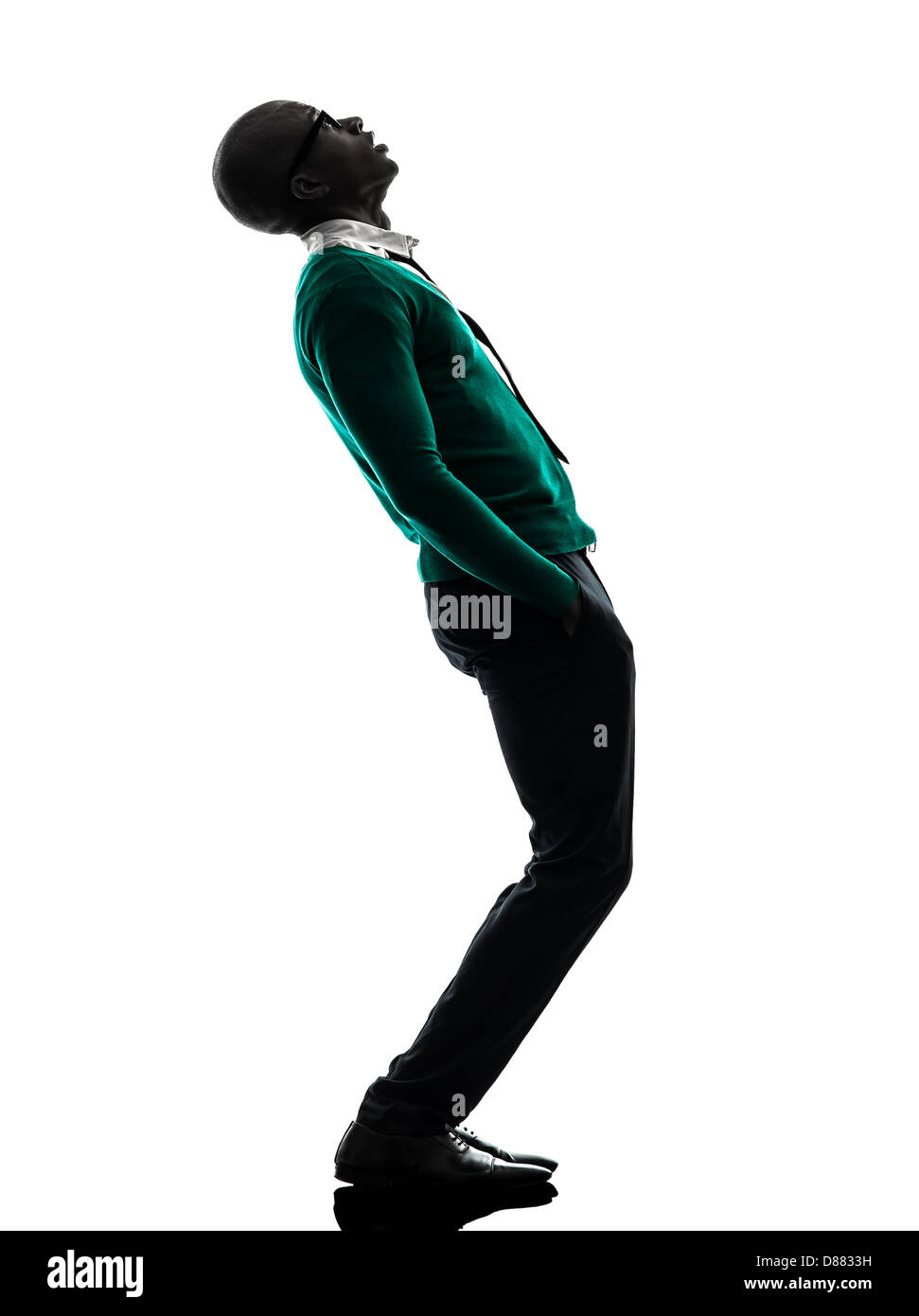 Un homme noir de l'Afrique jusqu'à l'article surpris en silhouette studio sur fond blanc Banque D'Images