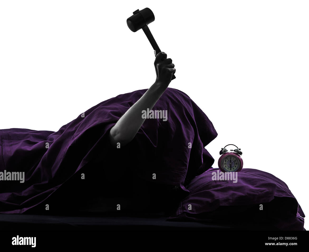 Une personne smashing réveil au lit le réveil réveil fracassant studio silhouette sur fond blanc Banque D'Images