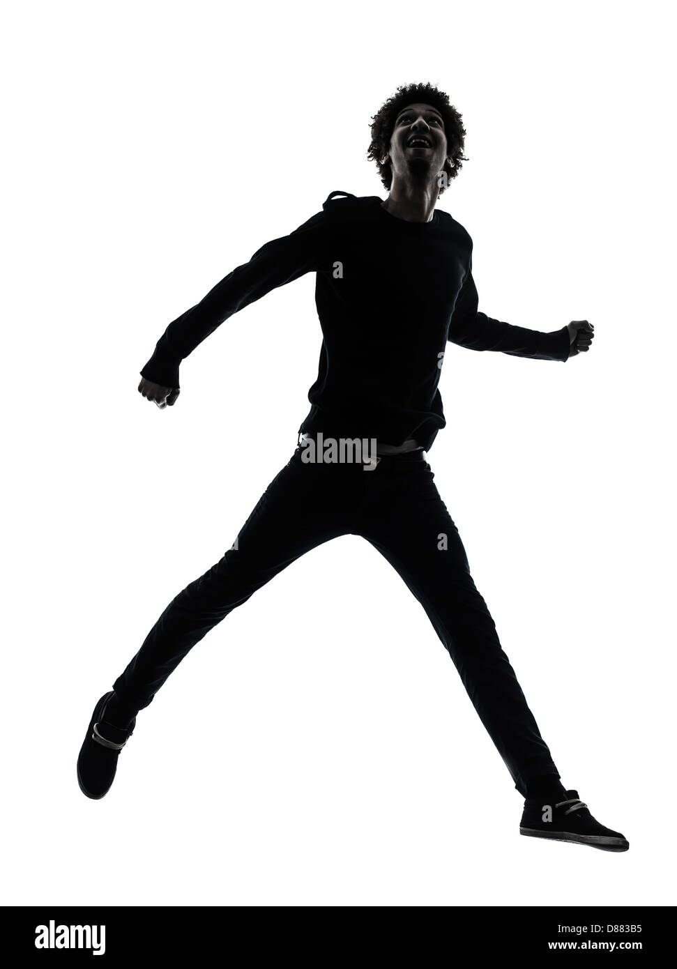 Un beau jeune homme africain sautant en silhouette studio isolé sur ...