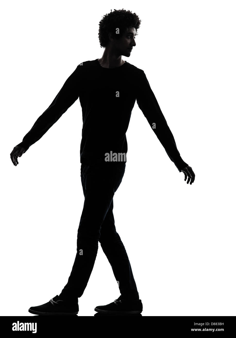 Un beau jeune homme africain à dos en silhouette studio isolé sur fond ...