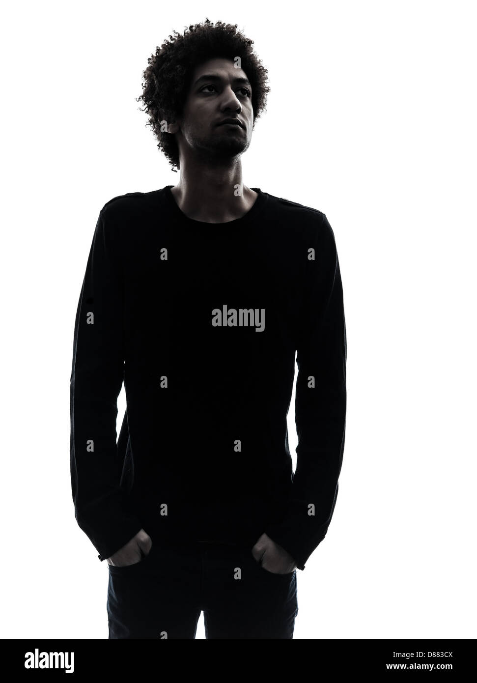 Un beau jeune homme de l'Afrique à l'écart en silhouette studio isolé ...