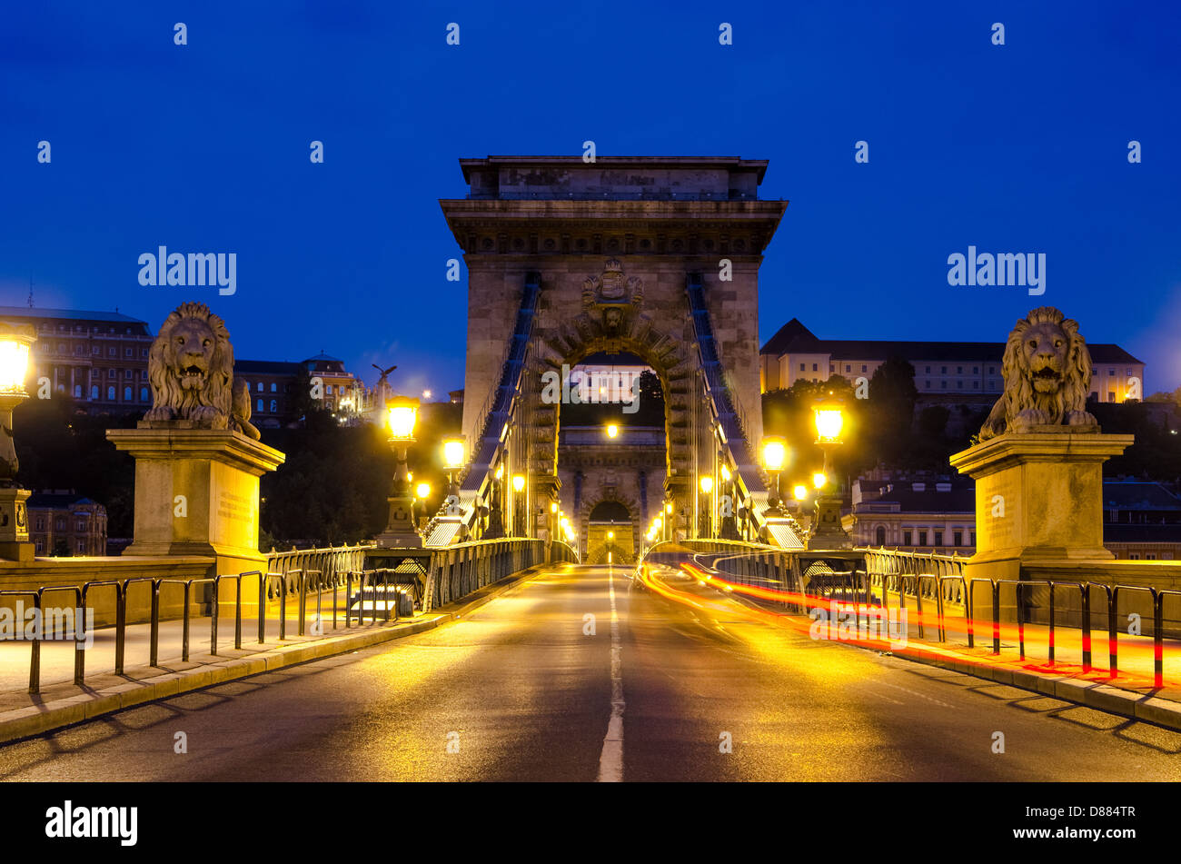 Vue de nuit sur le célèbre Pont des Chaînes à Budapest, Hongrie. Banque D'Images