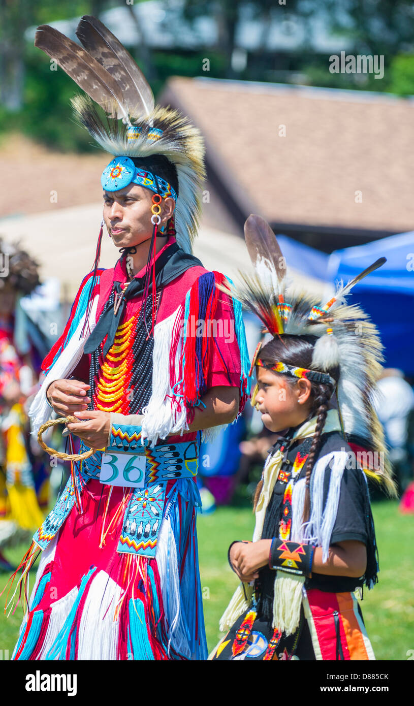 Une famille d'Indiens indigènes non identifié prend part à la Mariposa 20e Pow-wow annuel en Californie Banque D'Images