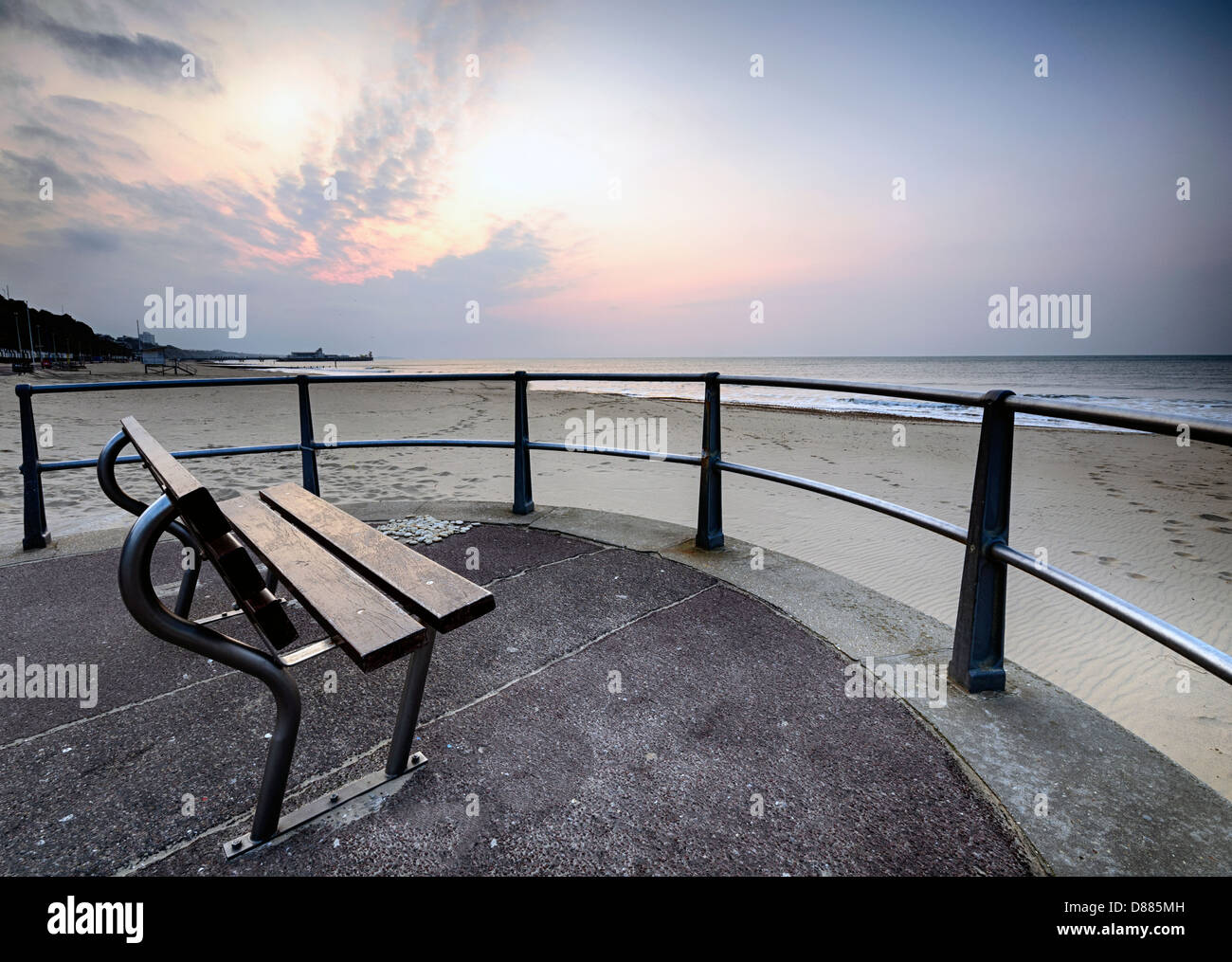 Un banc à l'aube sur la plage de Bournemouth Banque D'Images