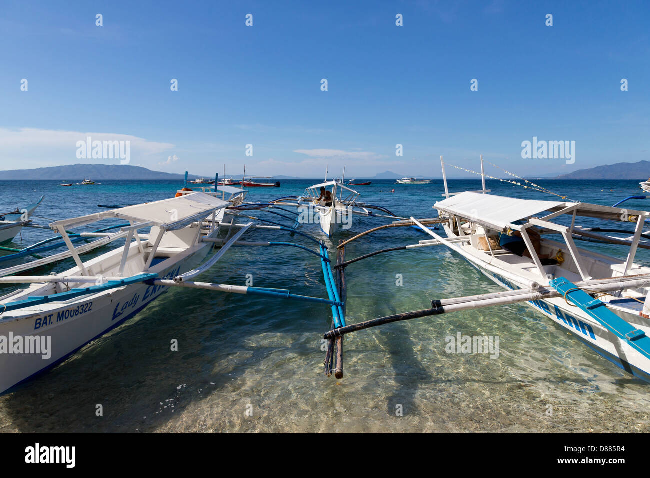 Bateau typique sur le grand La Laguna Beach sur l'île de Mindoro, Philippines Banque D'Images