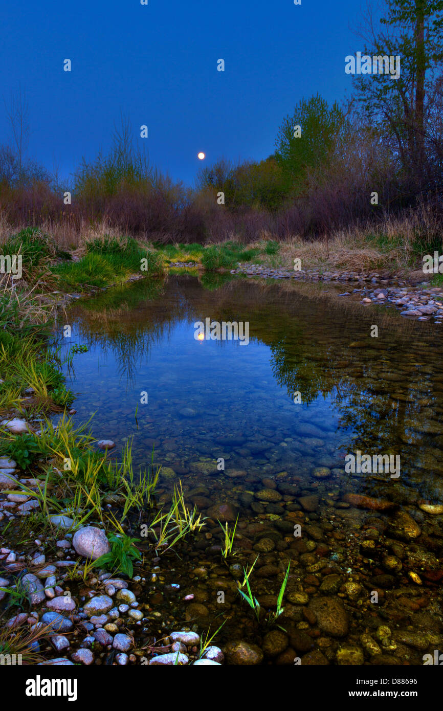 Petite lune sur la sortie de la rivière de Boise dans l'Idaho, de l'Aigle Banque D'Images