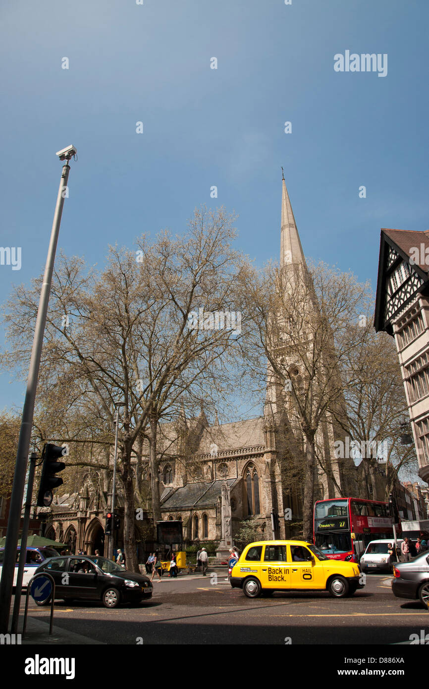 Voir l'église de St Mary Abbots montrant le trafic sur Kensington High Street, Kensington, London, England, UK Banque D'Images