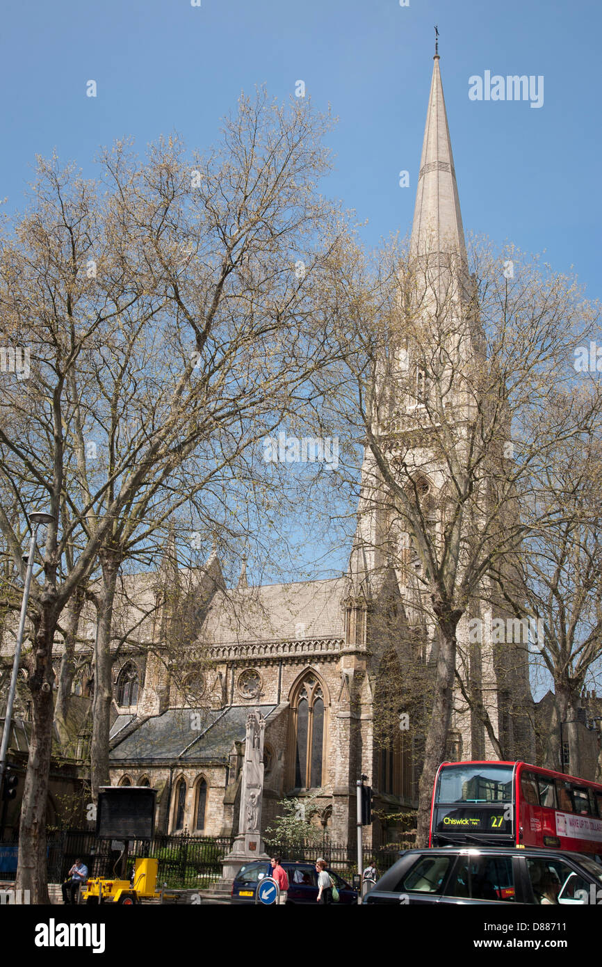 Voir l'église de St Mary Abbots montrant le trafic sur Kensington High Street, Kensington, London, England, UK Banque D'Images