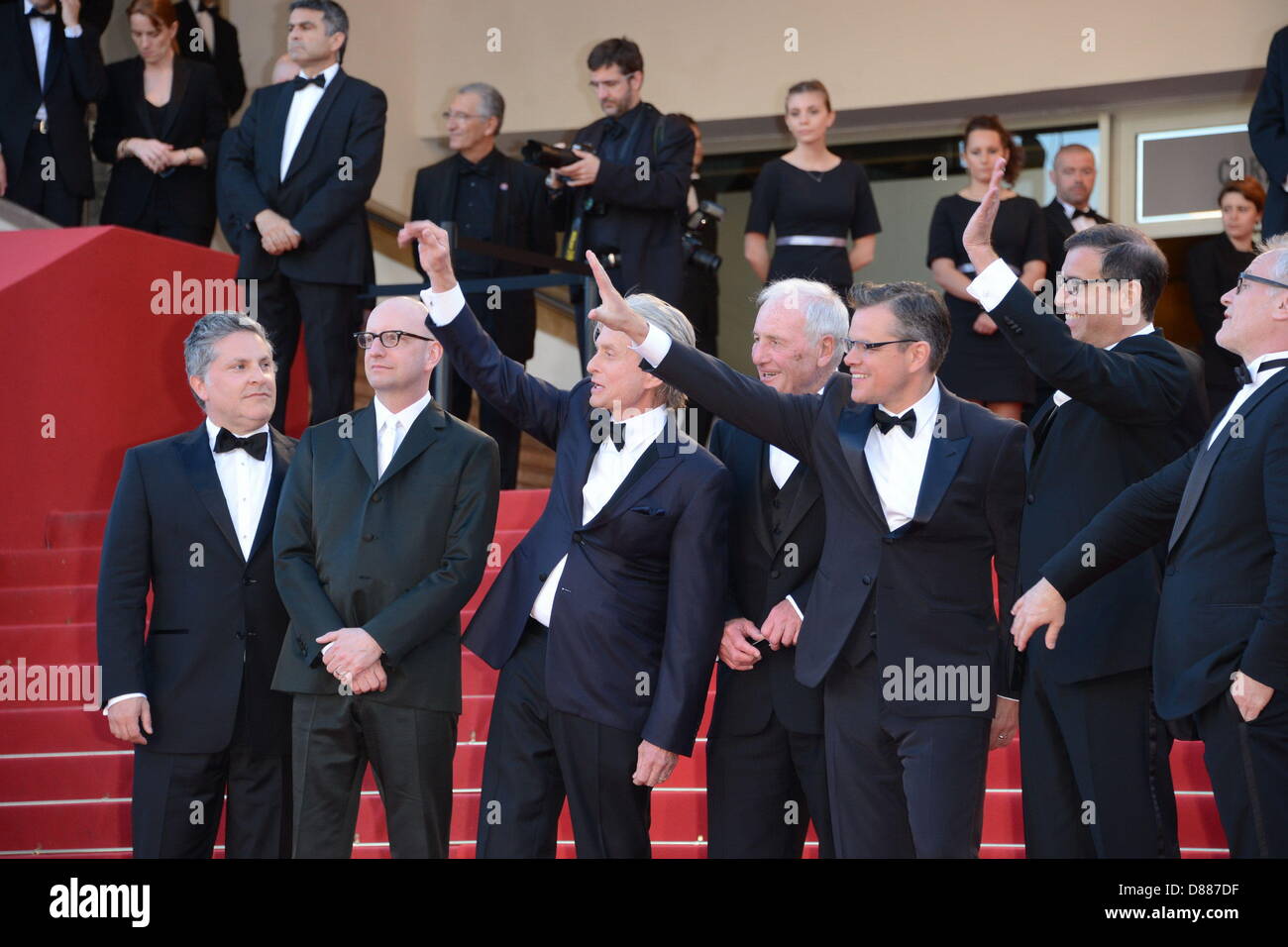 Cannes, France. 21 mai 2013. (L-R) Directeur Steven Soderbergh, écrivain Scott Thorson, l'acteur Michael Douglas, producteur Jerry Weintraub, l'acteur Matt Damon et scénariste Richard LaGravenese assister à la première de "derrière les candélabres' lors de la 66e Assemblée annuelle du Festival du Film de Cannes au Palais des Festivals le 21 mai 2013 à Cannes, France (Crédit : Crédit : Image/ZUMAPRESS.com/Alamy Injimbert Frederick Live News) Banque D'Images