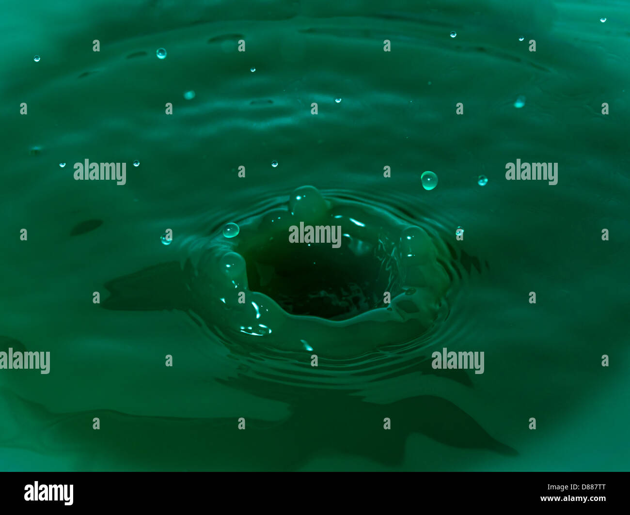 Résumé de gouttes d'eau et les gouttelettes, un liquide vert , l'espace de copie haute vitesse, Banque D'Images
