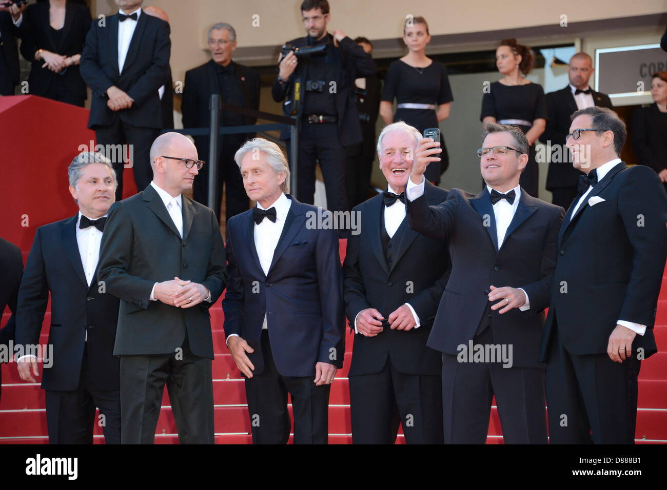 Cannes, France. 21 mai 2013. (L-R) Directeur Steven Soderbergh, écrivain Scott Thorson, l'acteur Michael Douglas, producteur Jerry Weintraub, l'acteur Matt Damon et scénariste Richard LaGravenese assister à la première de "derrière les candélabres' lors de la 66e Assemblée annuelle du Festival du Film de Cannes au Palais des Festivals le 21 mai 2013 à Cannes, France (Crédit : Crédit : Image/ZUMAPRESS.com/Alamy Injimbert Frederick Live News) Banque D'Images