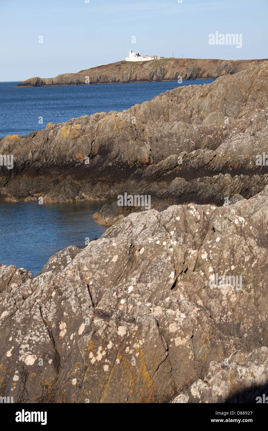 Le sentier du littoral du pays de Galles dans le Nord du Pays de Galles. La côte nord de l''Anglesey avec Lynas point phare en arrière-plan. Banque D'Images