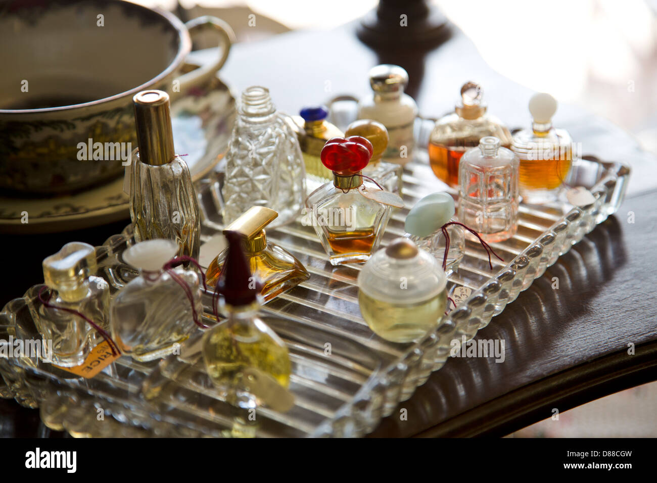 Plateau en verre rempli de Flacons à parfum vintage sur l'affichage en magasin d'antiquités Banque D'Images