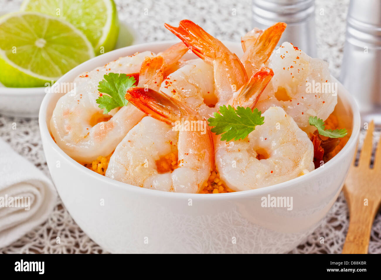 Gambas à l'ail crevettes à l'ail - Couscous à la coriandre et citron vert, servi plus de couscous tomate. Banque D'Images