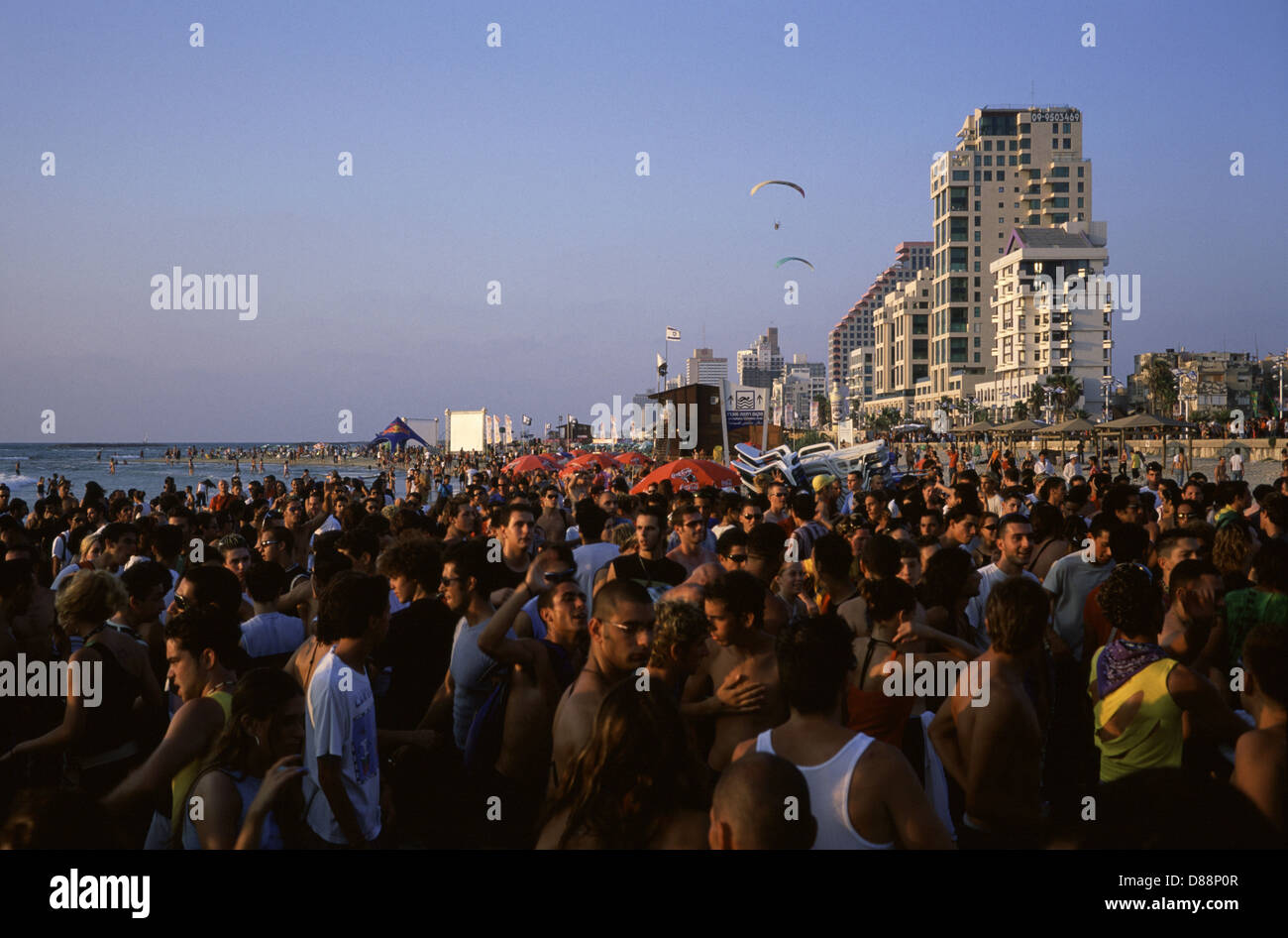 Foule massive dans la plage d'Alma Parc également Claude Clor Beach pendant le congrès annuel Tel Aviv LGBT pride parade aussi appelé 'Love Parade' dans le cadre de la célébration de la fierté gay mois. Israël Banque D'Images