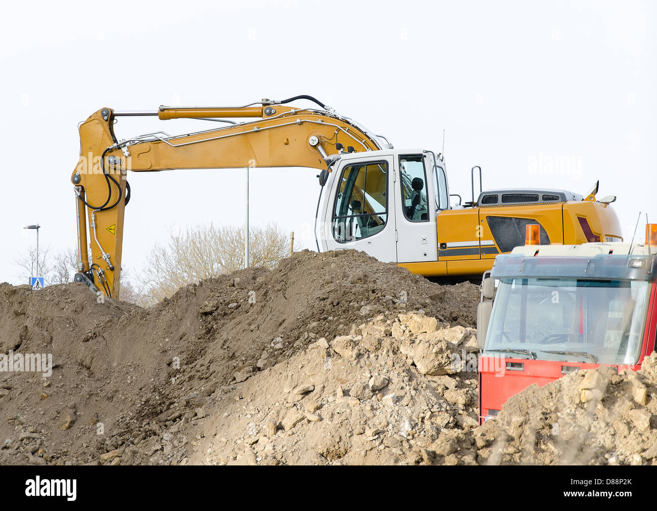 Excavatrices et camions on construction site Banque D'Images