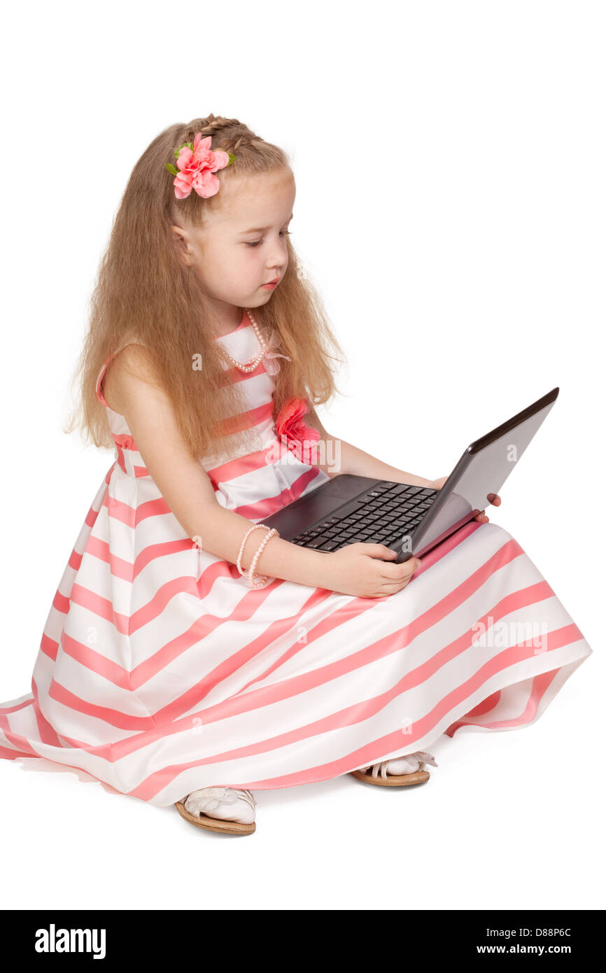 Adorable petite fille avec ordinateur portable isolé sur fond blanc Banque D'Images