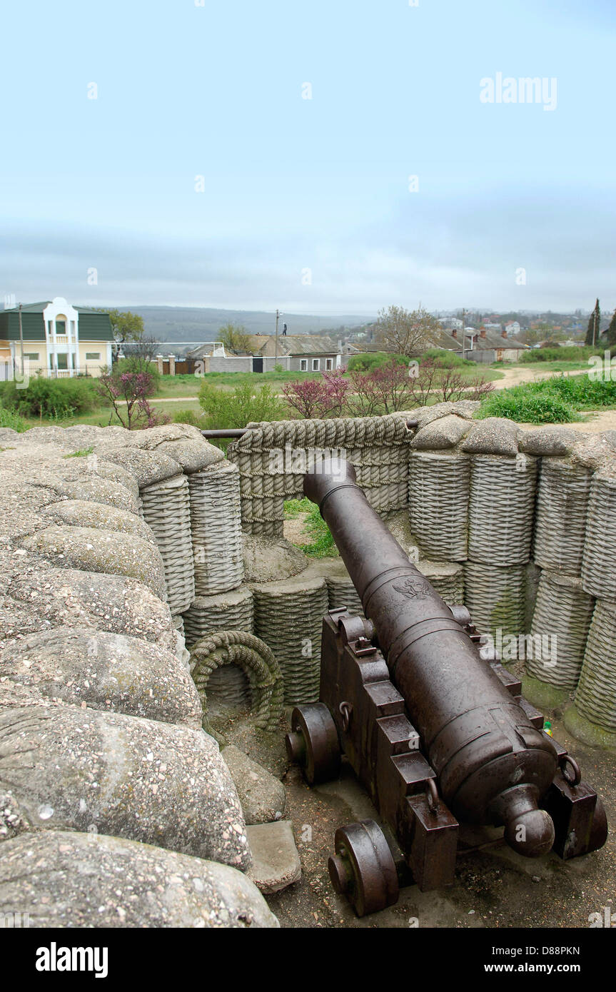 Pistolet ancien installé dans un renfoncement de la forteresse, Crimea, Ukraine Banque D'Images
