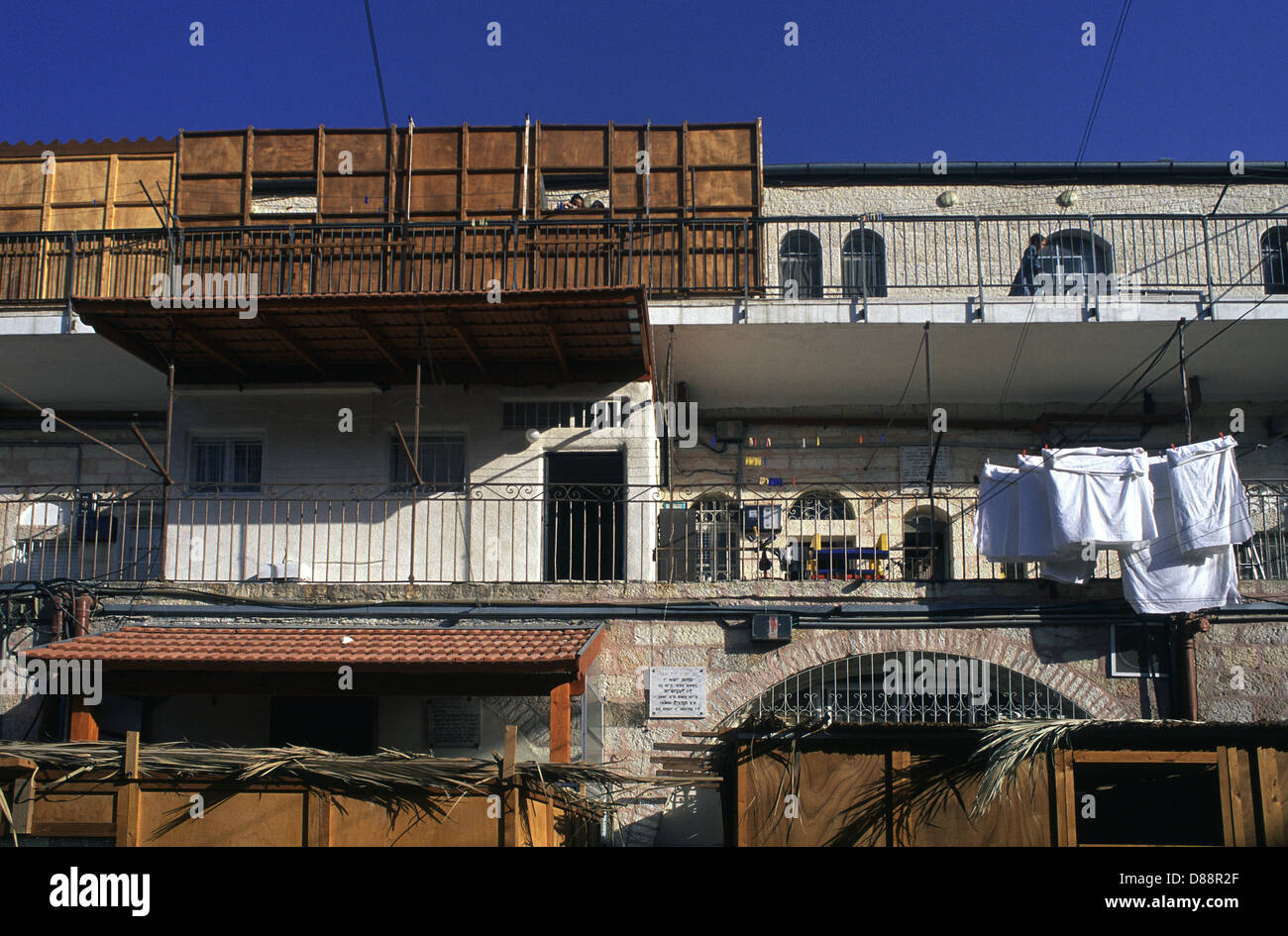 Une cabane temporaire traditionnelle en bois sukkah ou succa construite sur un balcon pour être utilisée pendant la semaine du festival juif de Sukkot ou Sukkoth dans le quartier de Mea Shearim, une enclave ultra-orthodoxe à Jérusalem Ouest Israël Banque D'Images