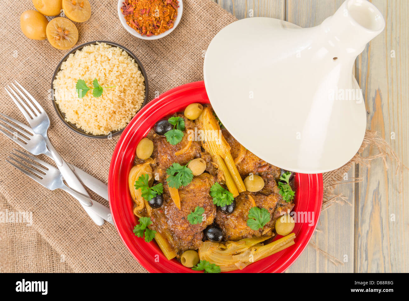 Tajine de poulet marocaine - tajine de poulet aux Olives et citron, préservé le fenouil, servi avec du couscous. Banque D'Images