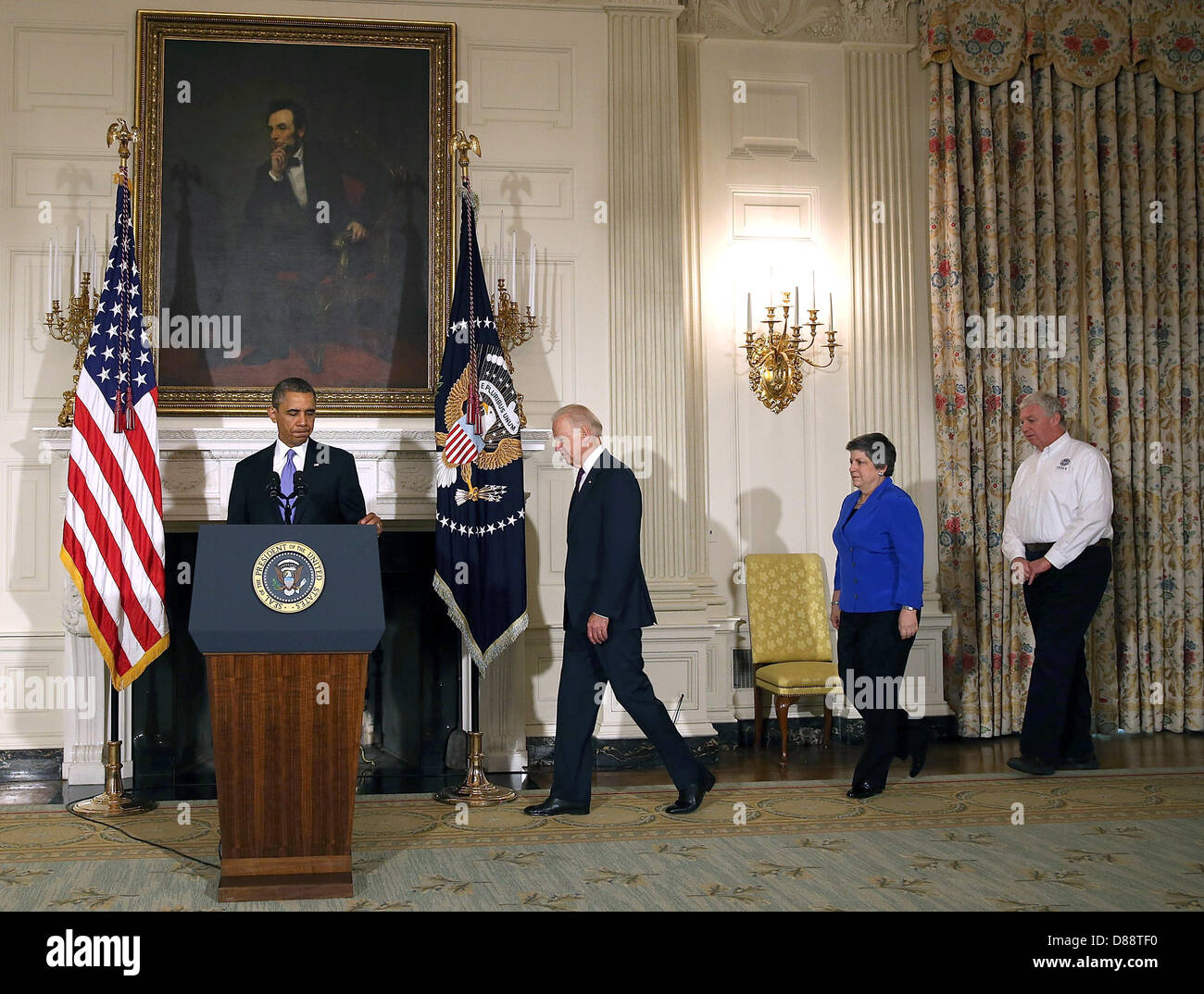 Washington DC, USA. 21 mai 2013. Le président des États-Unis Barack Obama (L) se présente pour parler de la tornade qui a frappé New York hier, alors que flanquée par Vice-président Joseph Biden (2e-L) le secrétaire à la sécurité intérieure, Janet Napolitano (2nd-R) et la FEMA Administrateur adjoint Richard Serino (R) , 15 mai 2013 à Washington, DC. Les équipes d'aujourd'hui sont à la recherche de survivants après l'énorme tornade Oklahoma banlieue tuant au moins 51 personnes. Dpa : Crédit photo alliance / Alamy Live News Banque D'Images