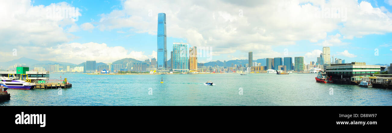 Vue depuis l'île de Kowloon à Hong Kong dans le sunshine day. Ferry piers des deux côtés de l'image. Banque D'Images