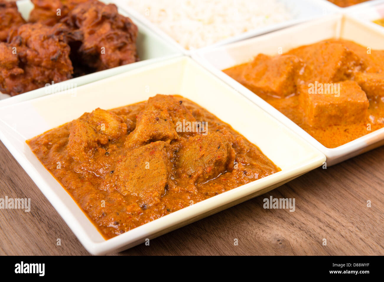 Thali indien - repas végétarien avec de la viande et du curry, riz pilaf et oignons bhajis. Banque D'Images
