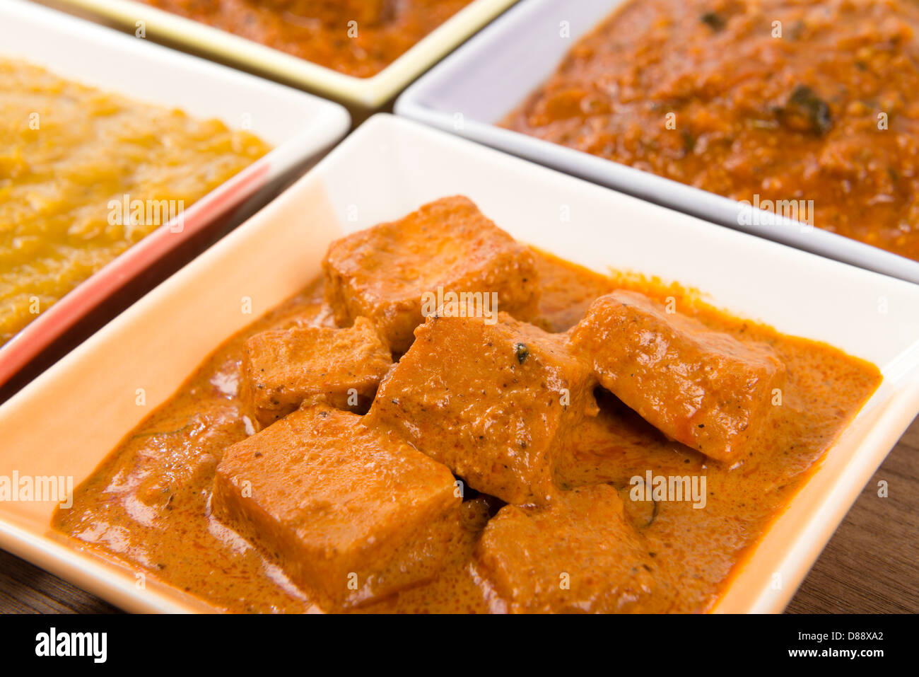 Thali indien - repas végétarien avec de la viande et du curry, riz pilaf et oignons bhajis. Banque D'Images