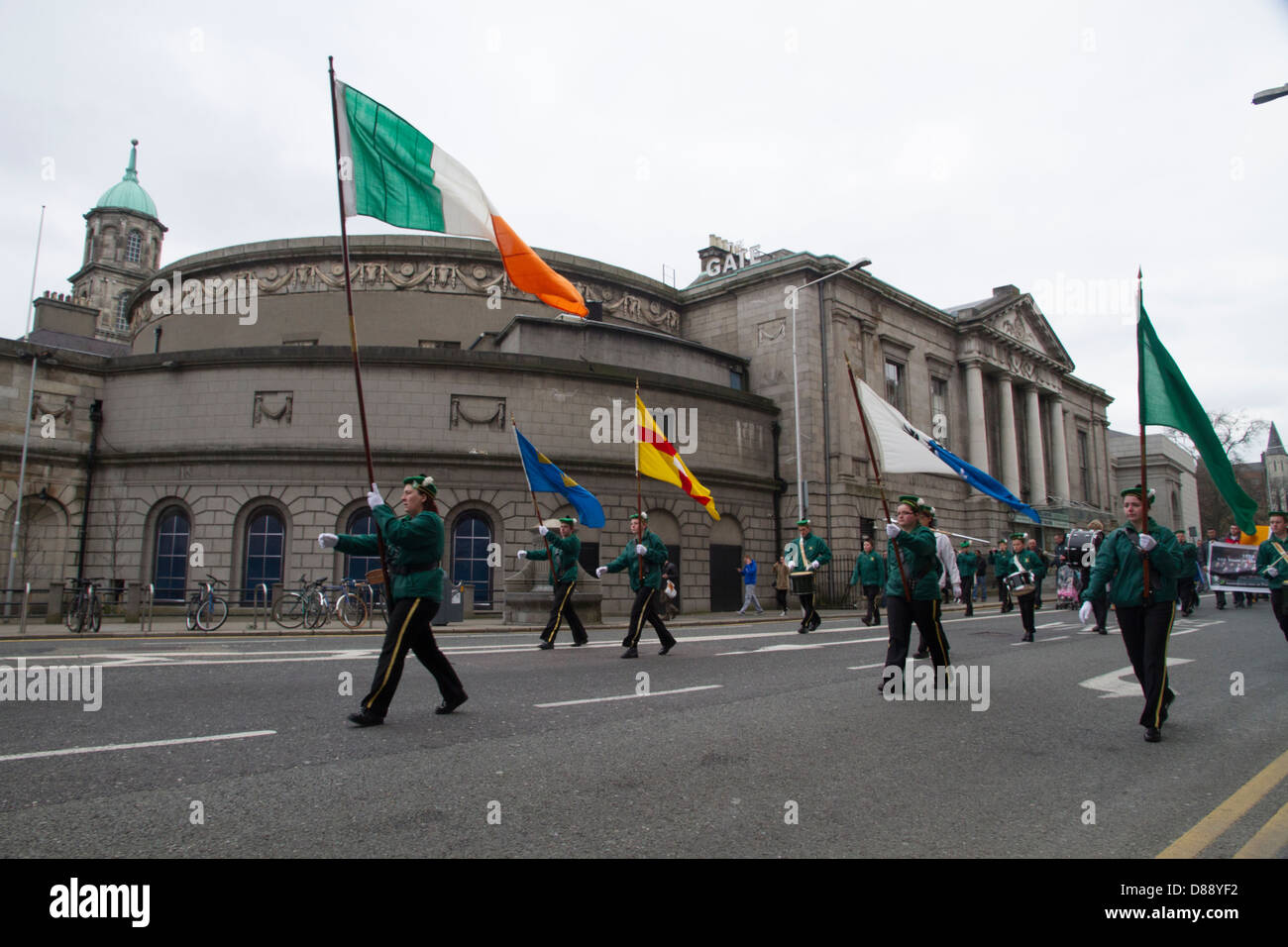 Groupe Dissident, le Sinn Fein Républicain de mars le GPO à Dublin pour commémorer l'Insurrection de Pâques 1916 Banque D'Images