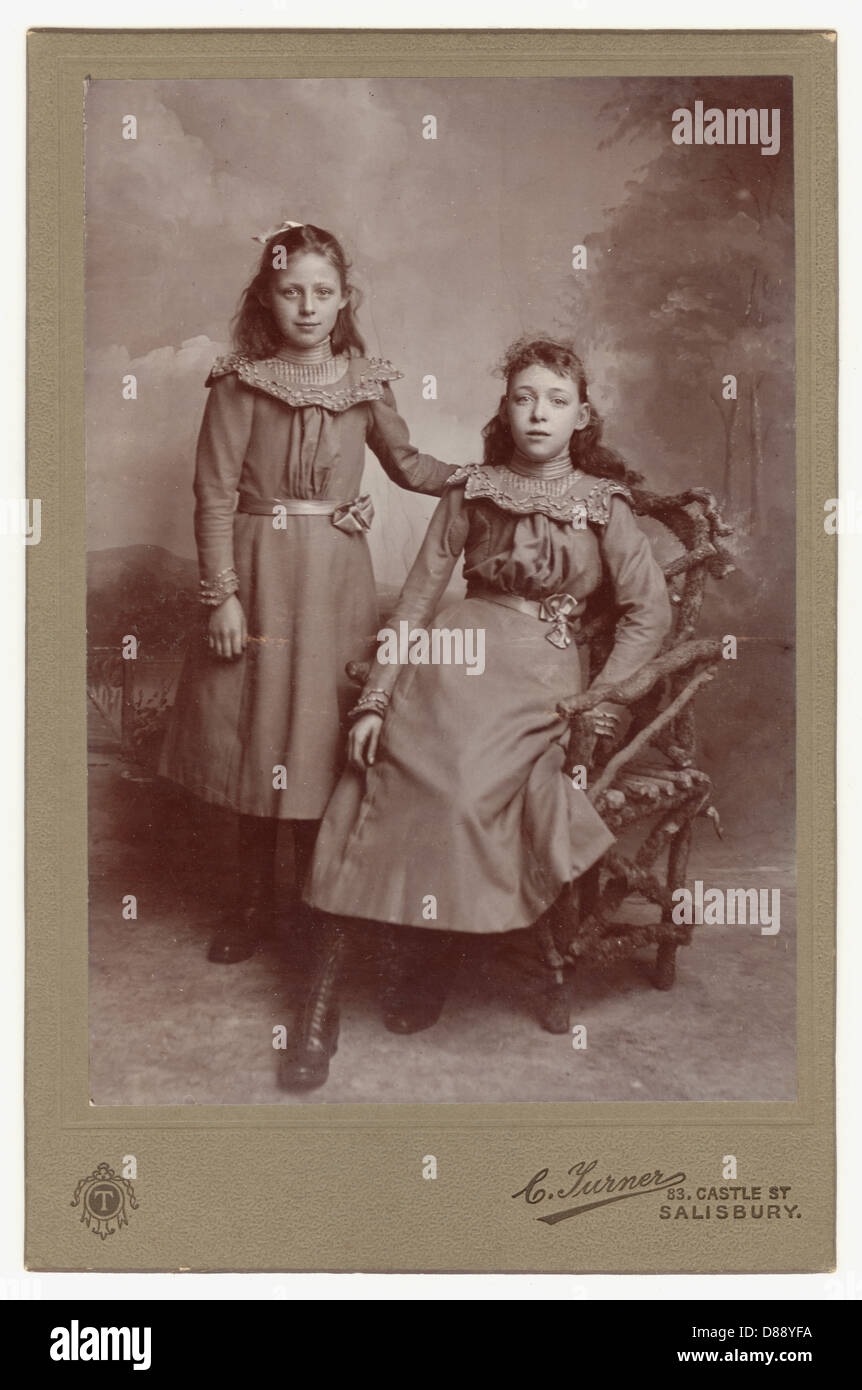 Portrait original de photographie de carte de cabinet de deux jolies jeunes filles victoriennes ou édouardiennes de l'époque, probablement des sœurs - circa 1899 Salisbury, Wiltshire, Angleterre, Royaume-Uni Banque D'Images