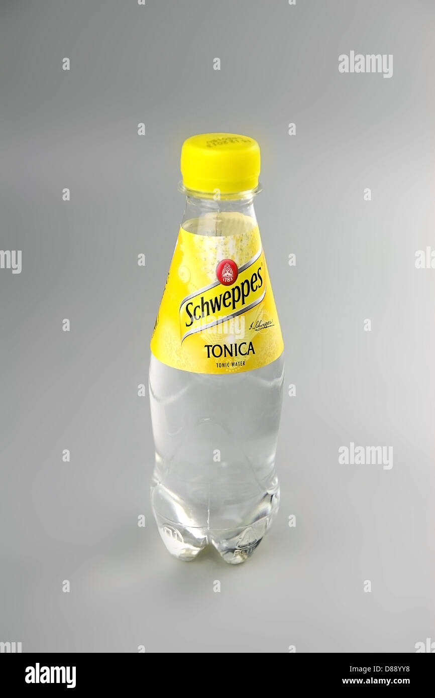 La marque Schweppes tonic transparent petite bouteille d'eau en plaine lumière normale sur un fond gris. Banque D'Images